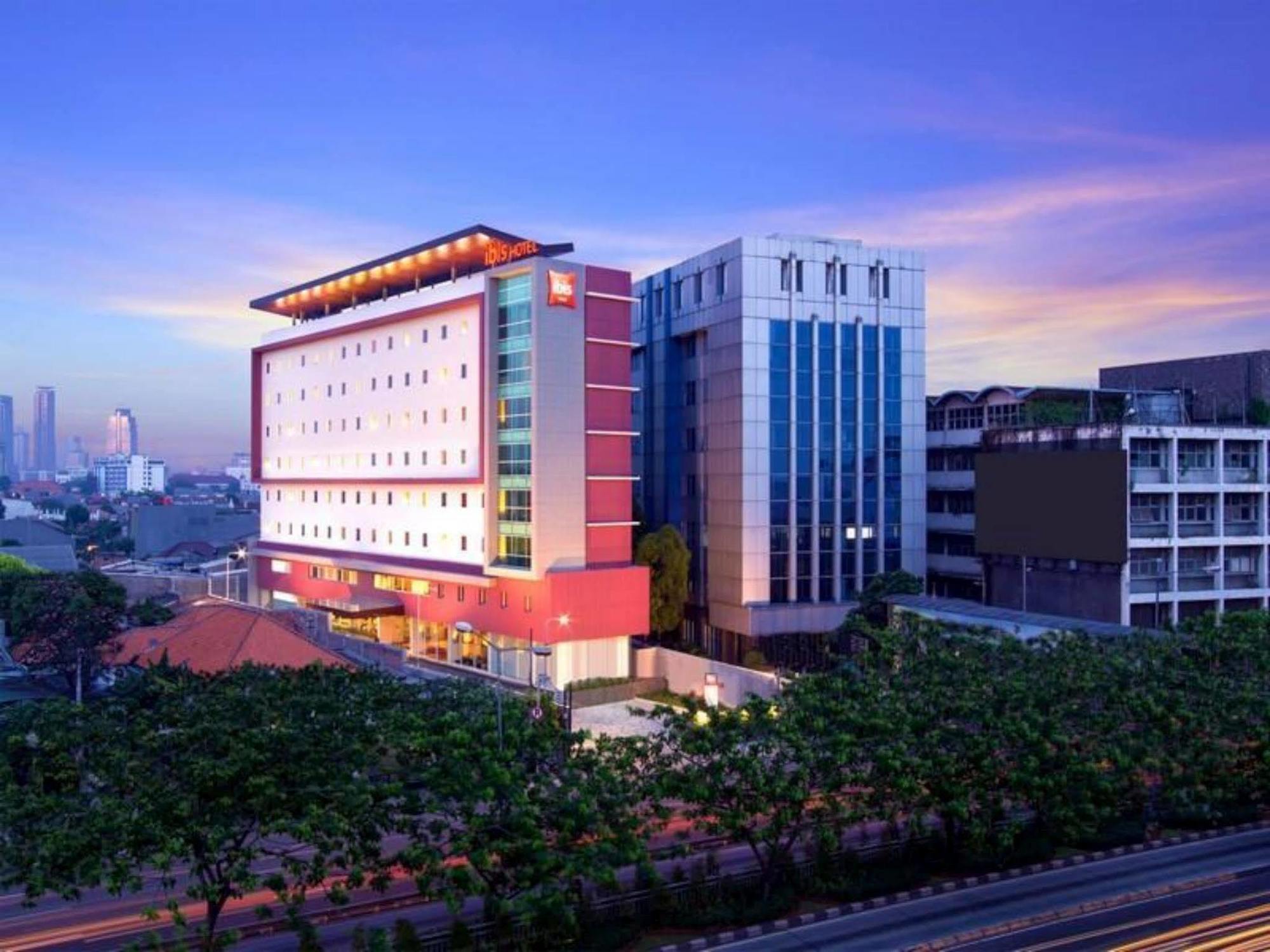 Ibis Jakarta Senen Exterior foto